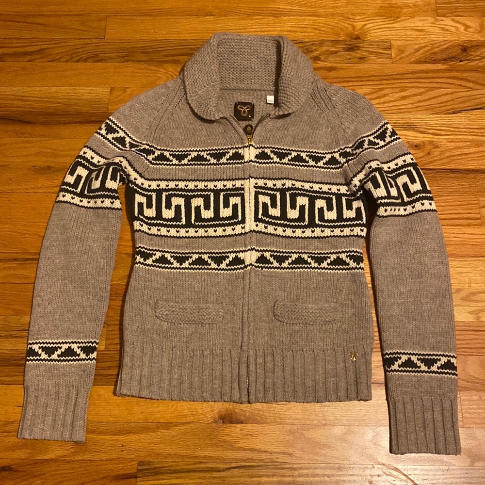 Aritzia Vintage TNA Lambswool Sweater Size L- EUC Never Worn